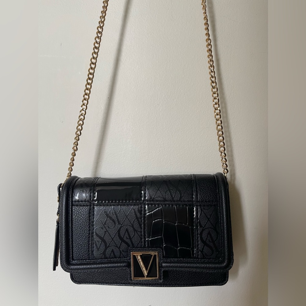 Crossbody bag with gold chain